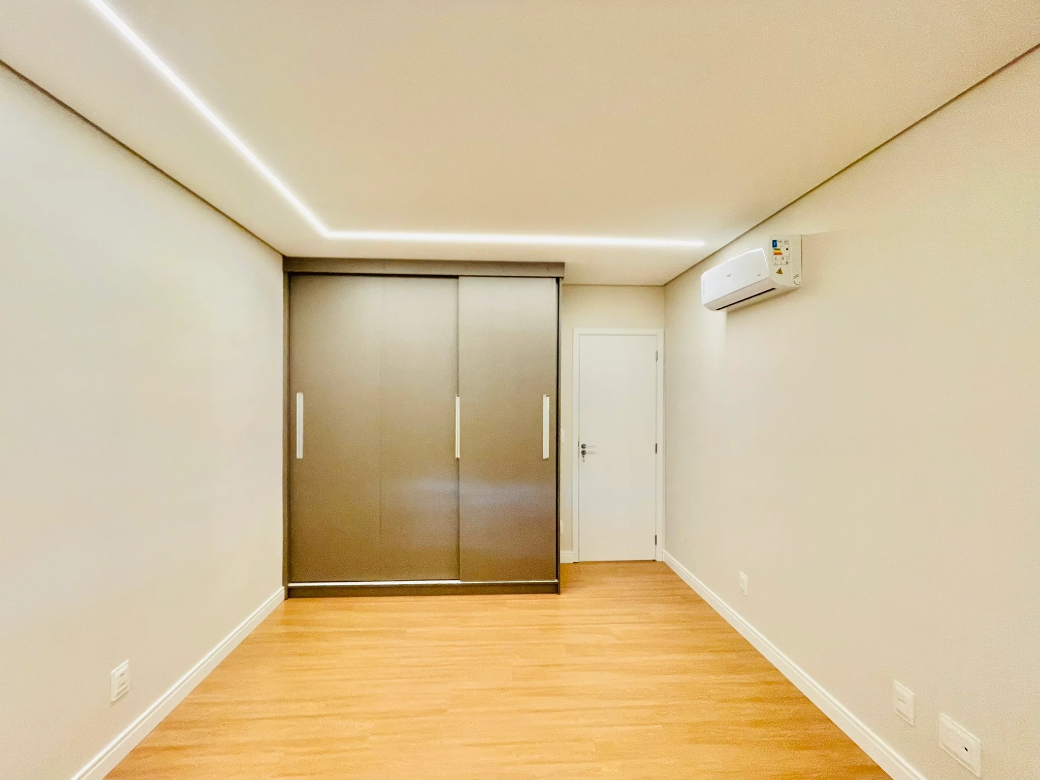 Apartamento para venda e locação com 3 dormitórios no Condomínio Lucca em Taubaté/SP. 