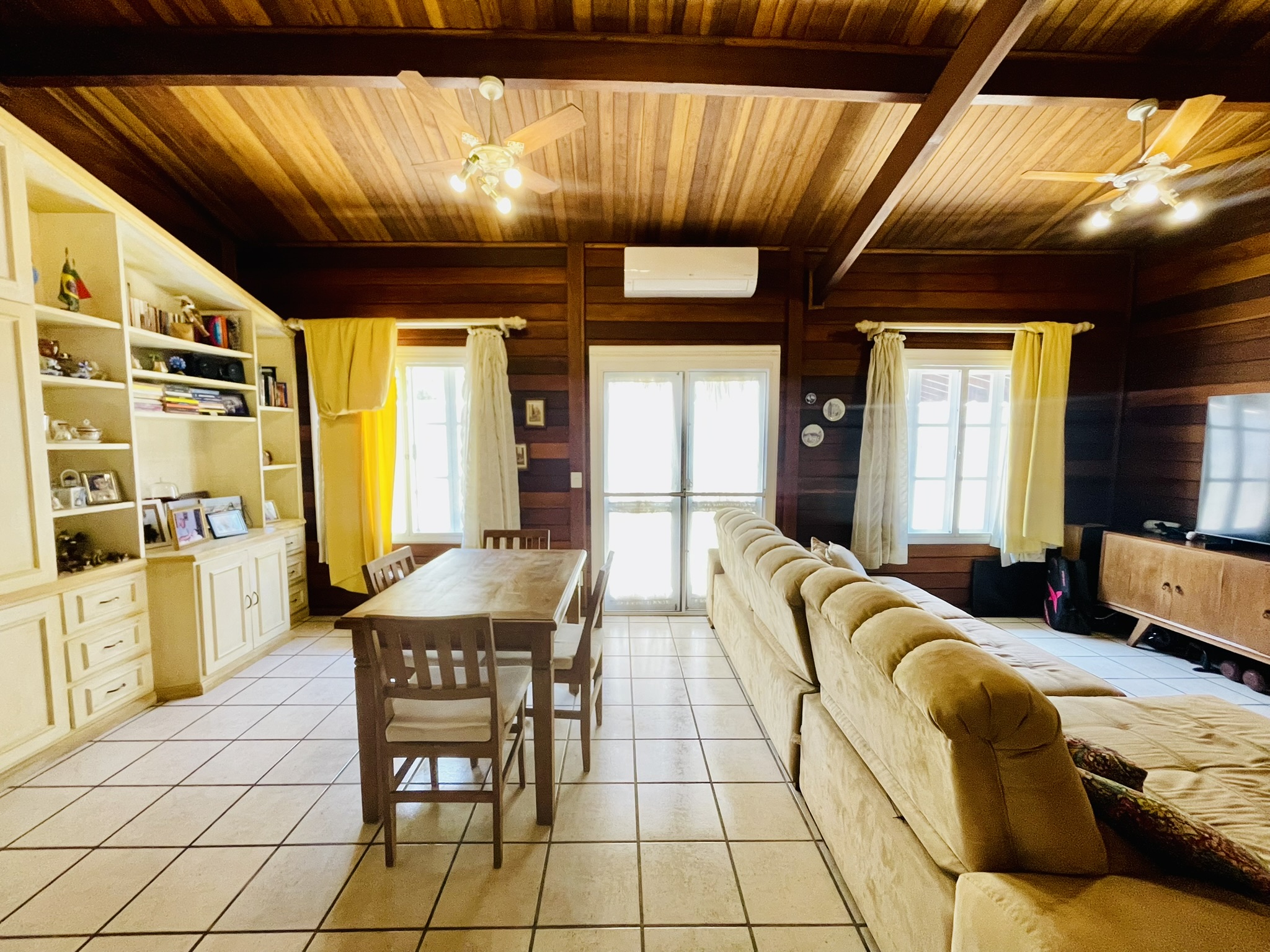 Casa à venda com 4 dormitórios no Condomínio Vale do Sol em Tremembé/SP.