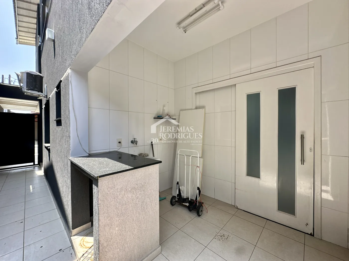 Sobrado com 3 dormitórios, 302 m2 - Condomínio Campos do Conde II - Tremembé/SP.