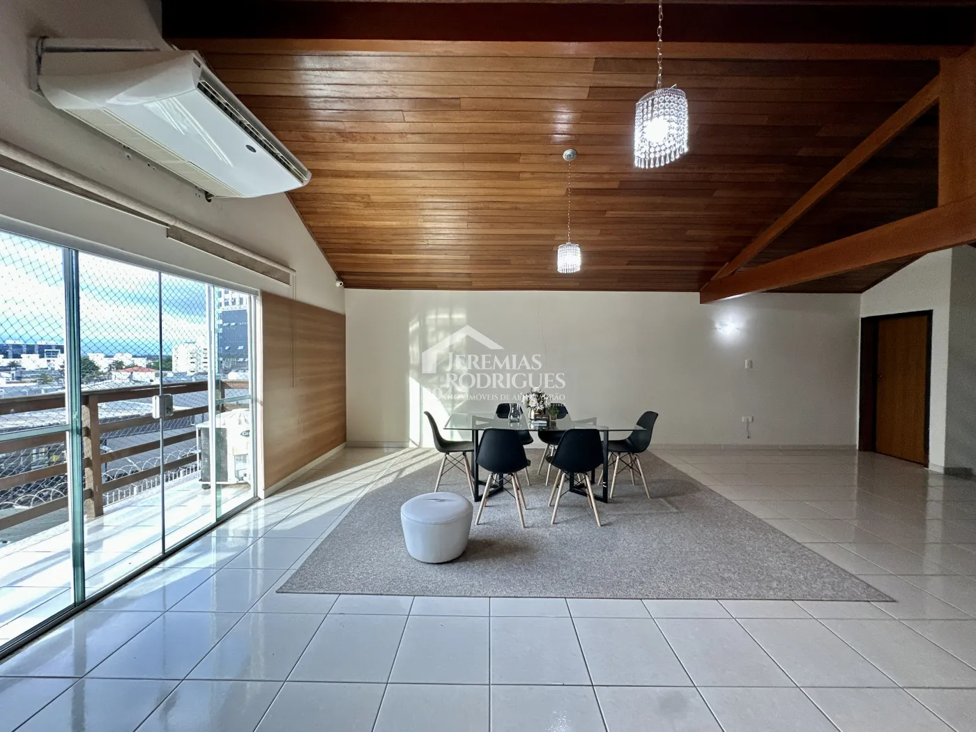 Casa comercial com 320 m² - Chácara Guizard - Taubaté/SP.
