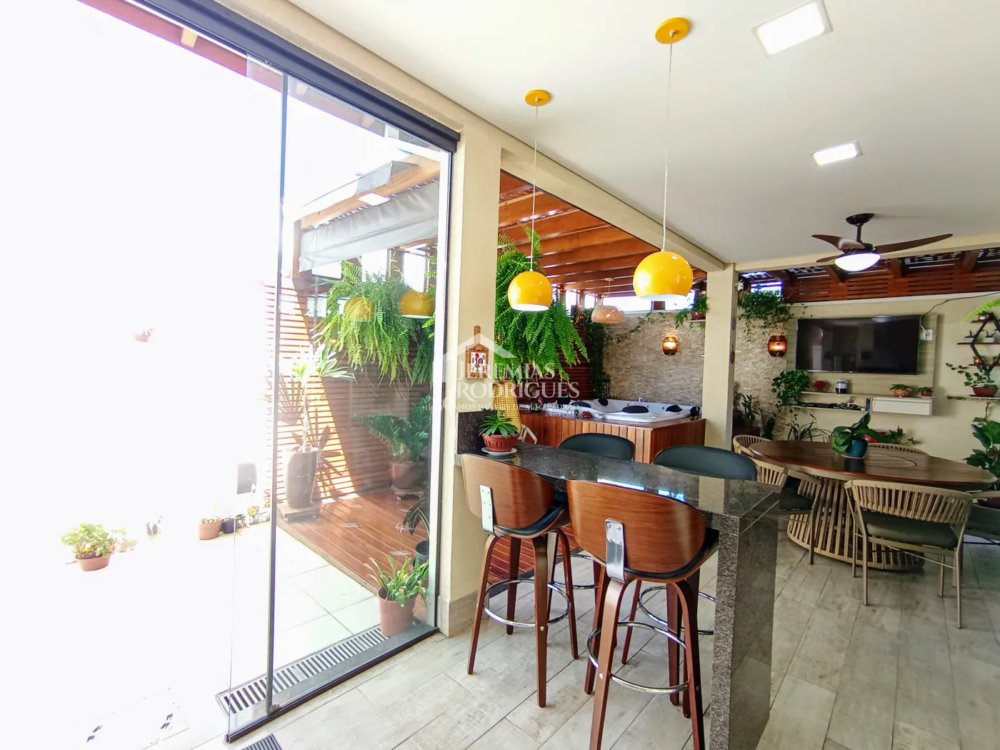 Casa para venda com 3 dormitórios no Condomínio Campos Do Conde II Versailles em Tremembé/SP