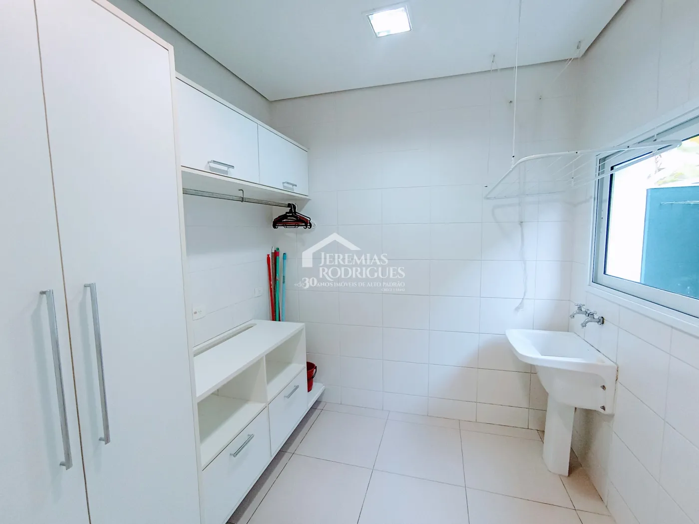 Casa para venda e locação com 4 suítes no Condomínio Taubaté Village em Taubaté/SP.