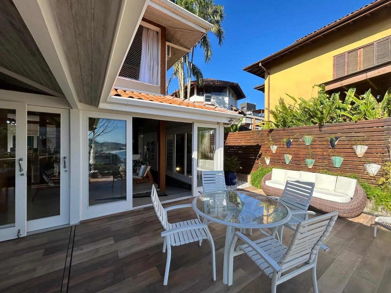 Casa á venda com 4 dormitórios no Condomínio Alto da Praia Vermelha em Ubatuba/SP.