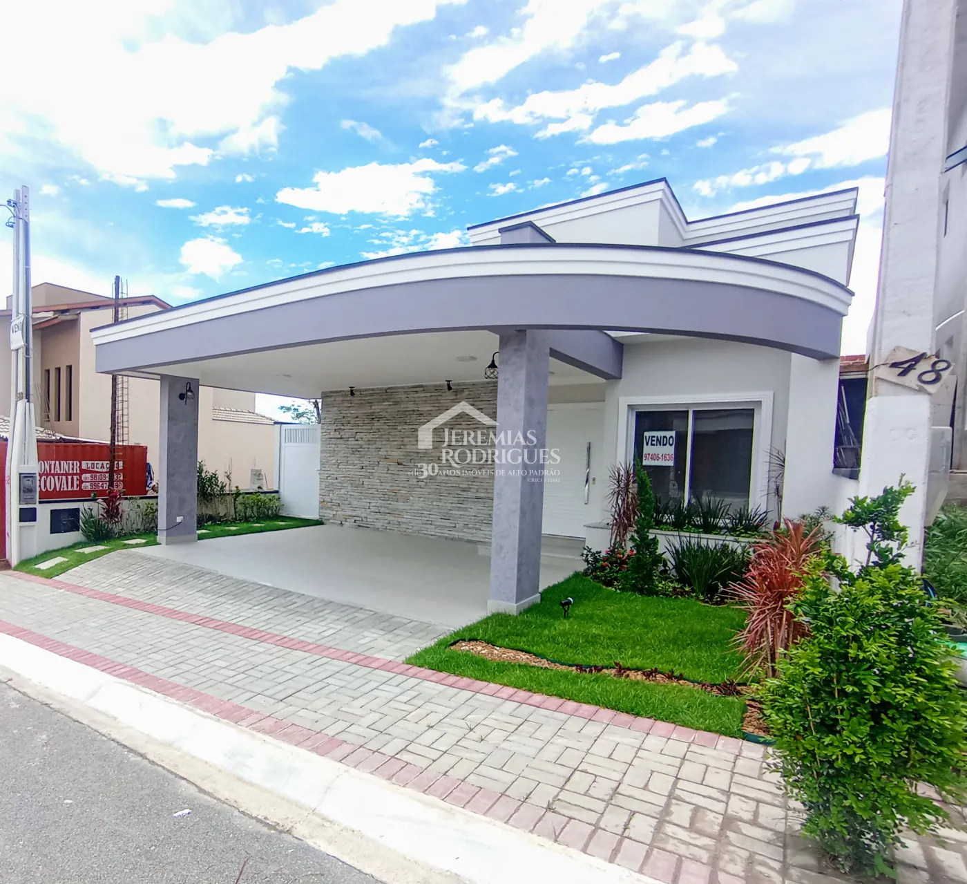 Casa à venda com 3 dormitórios no Condomínio Residencial Barão de Tremembé em Tremembé/SP.