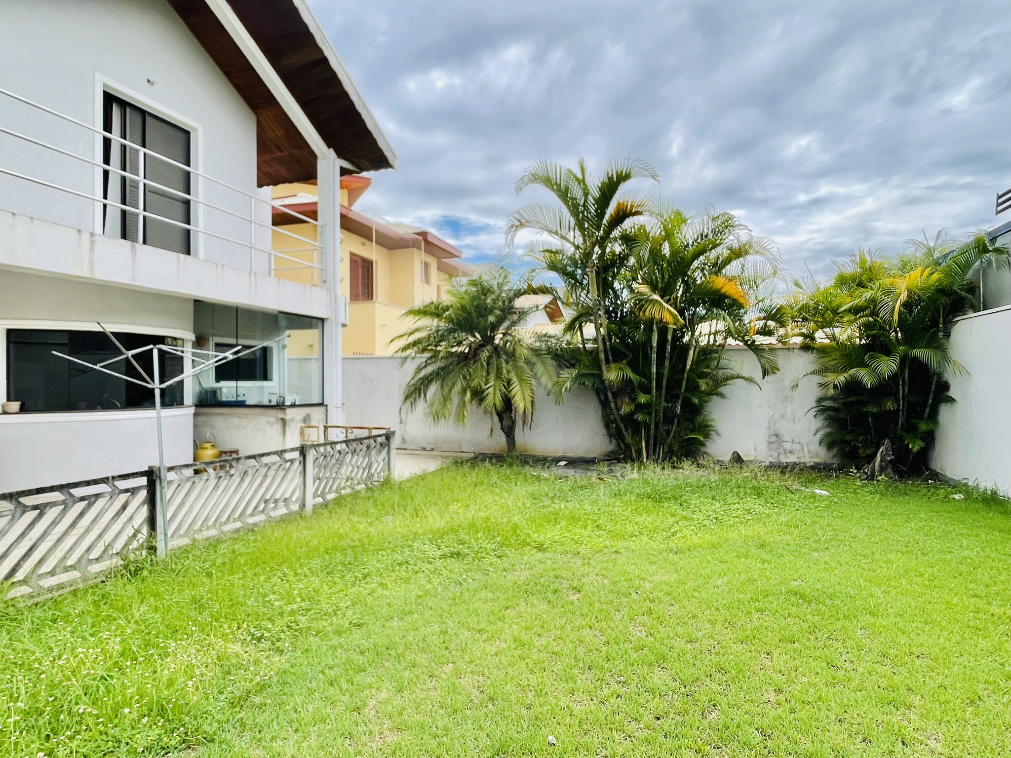 Casa à venda com 4 dormitórios no Condomínio Jardim das Hortênsias em Taubaté/SP.