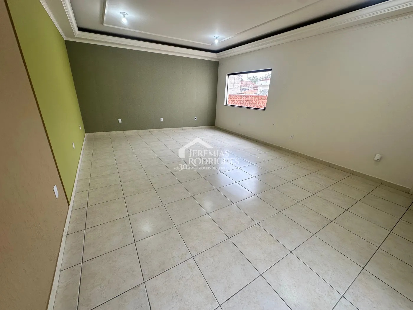 Sala comercial para locação com 34 m² no Centro de Pindamonhangaba/SP.