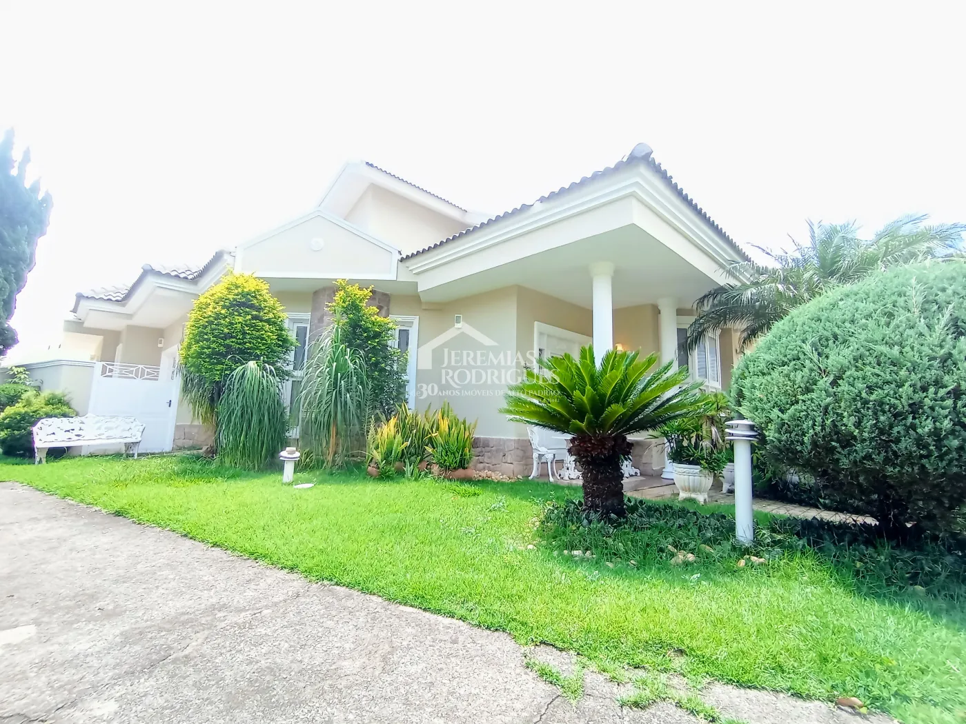 Casa para locação com 4 dormitórios no Condomínio Taubaté Village em Taubaté/SP.