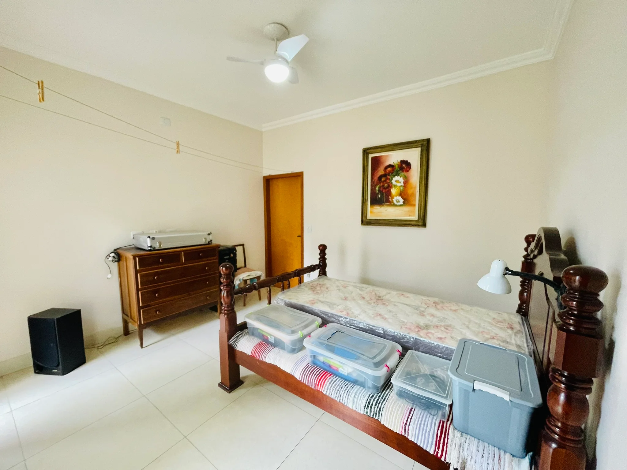 Casa à venda com 4 dormitórios no Condomínio Jardim Oásis em Taubaté/SP. 