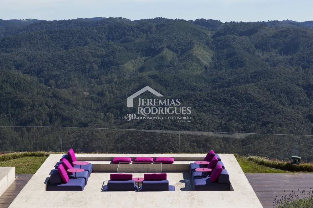 Mansão à venda no Condomínio Pedra do Fogo em Campos do Jordão/SP. 