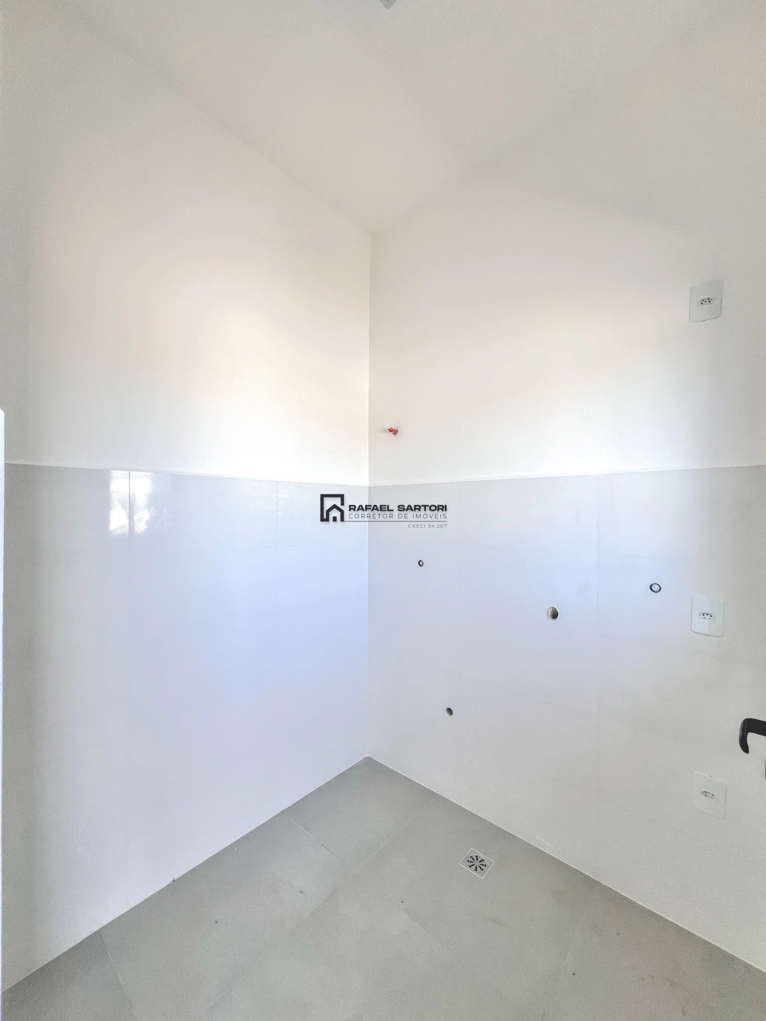 CASA COM 03 QUARTOS NO INÍCIO DE SCHROEDER