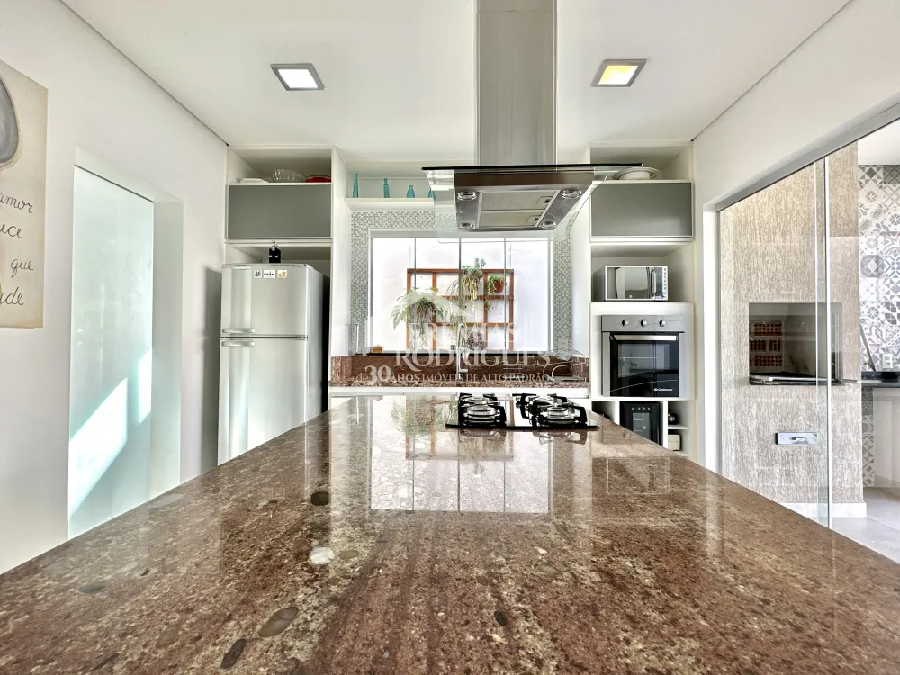 Casa mobiliada para locação no Condomínio Campos do Conde I em Tremembé/SP. 