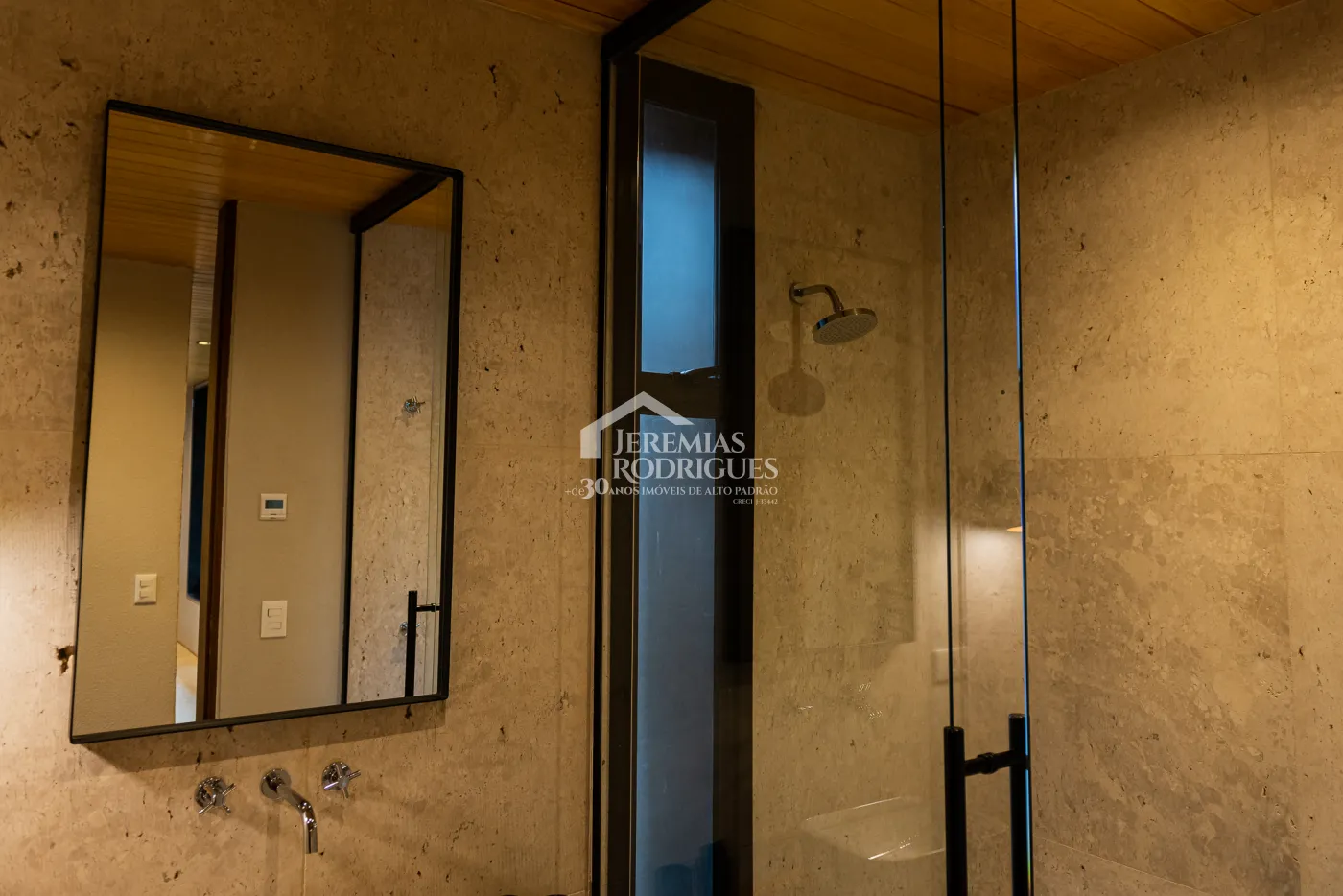 Casa com 5 quartos, 560 m²- Colinas Capivari - Campos do Jordão/SP