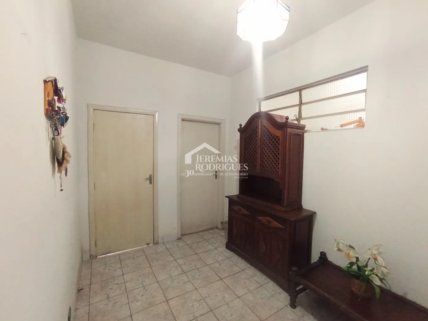 Casa para venda e locação no bairro Jardim Eulária em Taubaté/SP.