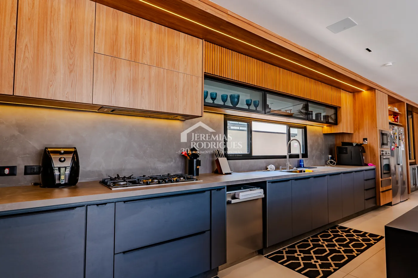 Casa à venda com 4 suítes no Condomínio Taubaté Village em Taubaté/SP.