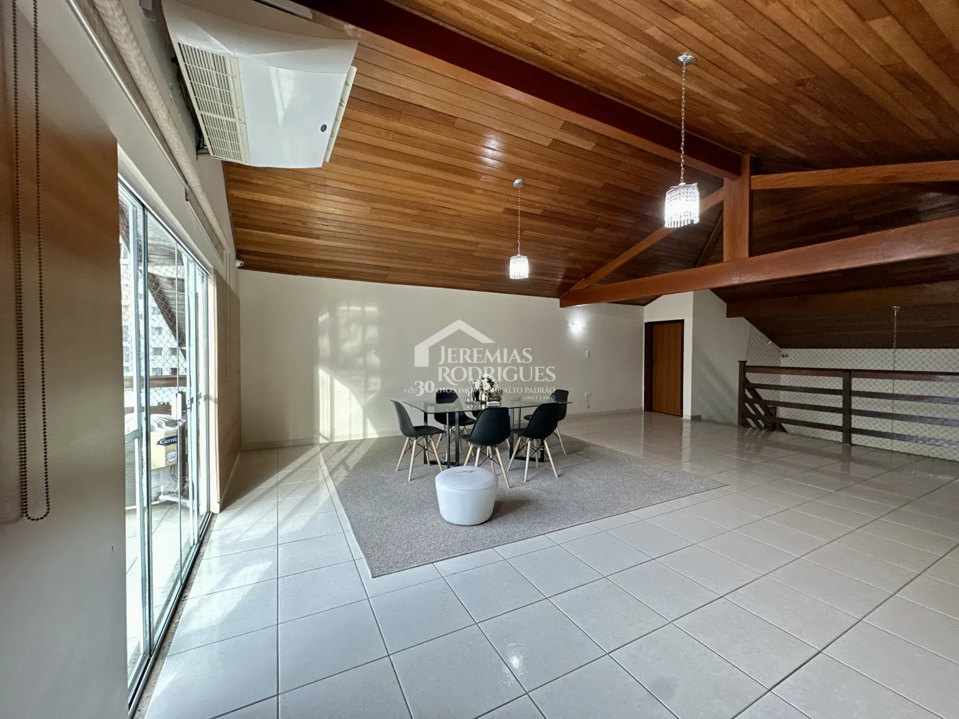Casa comercial com 320 m² - Chácara Guizard - Taubaté/SP.