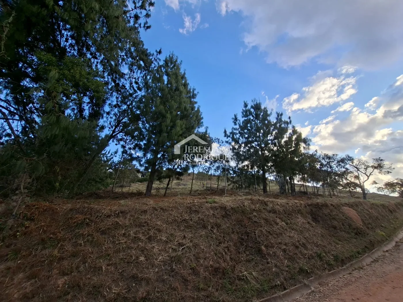 Terreno à venda no Condomínio Pedra do Fogo em Campos do Jordão/SP.