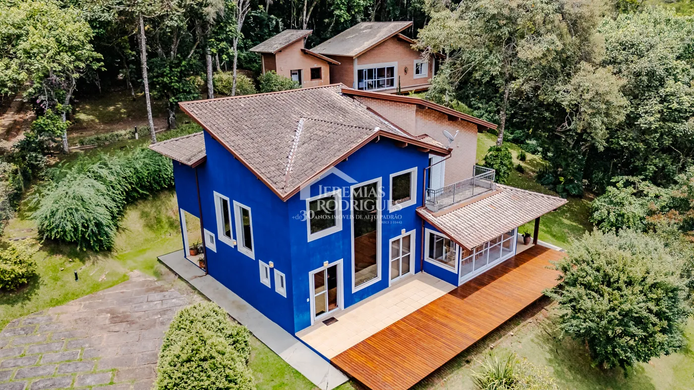 Casa assobradada à venda com 3 dormitórios no Condomínio Parque da Mantiqueira em Santo Antônio do Pinhal/SP.