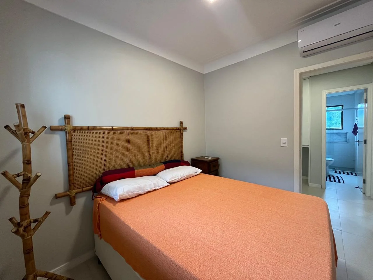 Apartamento à venda com 4 dormitórios, 260 m² no Edifício Recanto dos Nobres em Ubatuba/SP. 