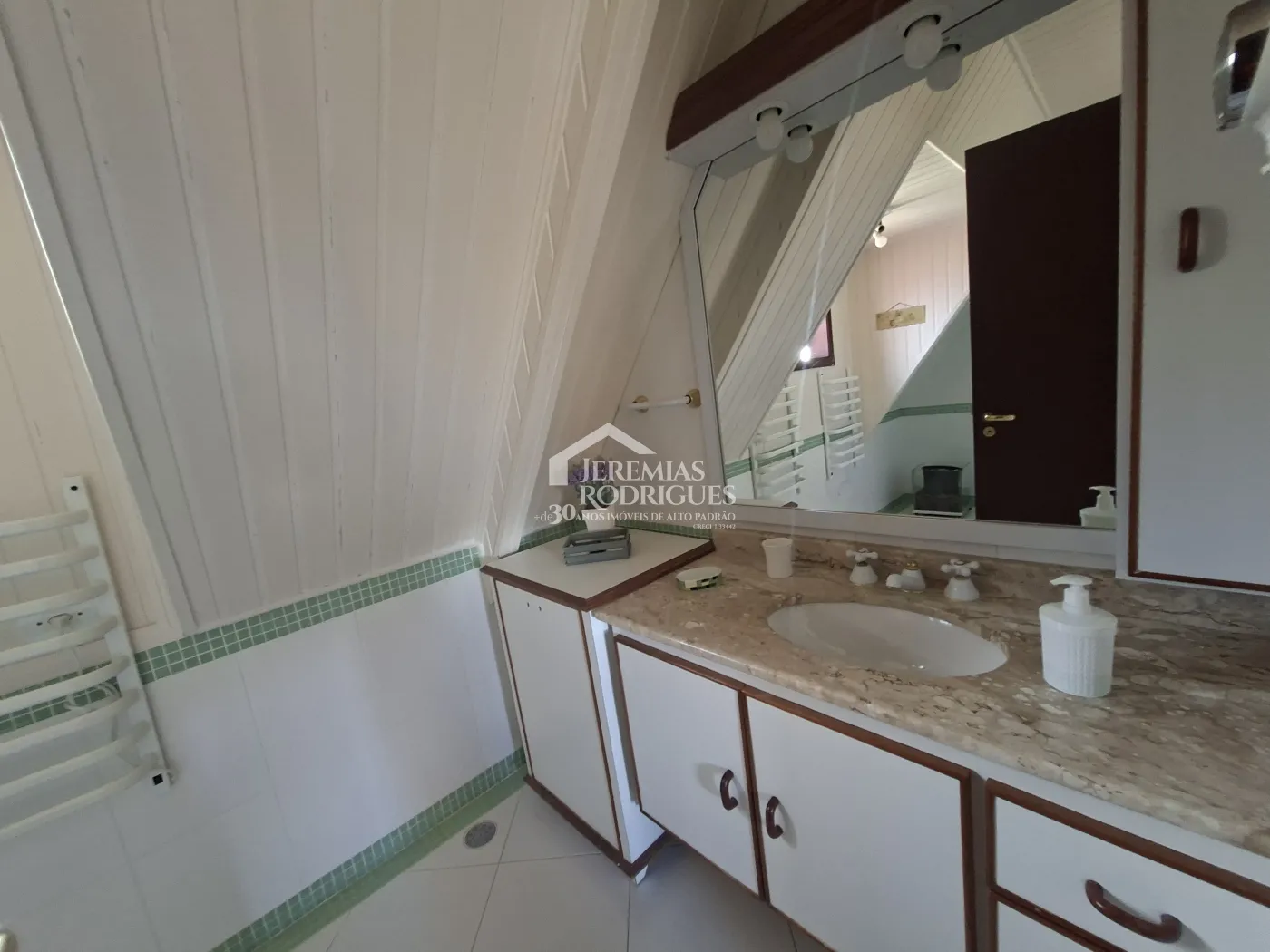 Casa à venda com 4 dormitórios no Condomínio Jardim Véu da Noiva em Campos do Jordão/SP.