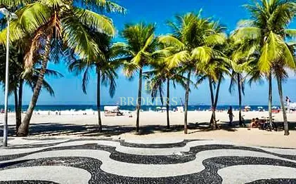 Oportunidade na quadra da praia Copacabana, Posto 3! Apartamento modernizado à venda, 2 quartos , s