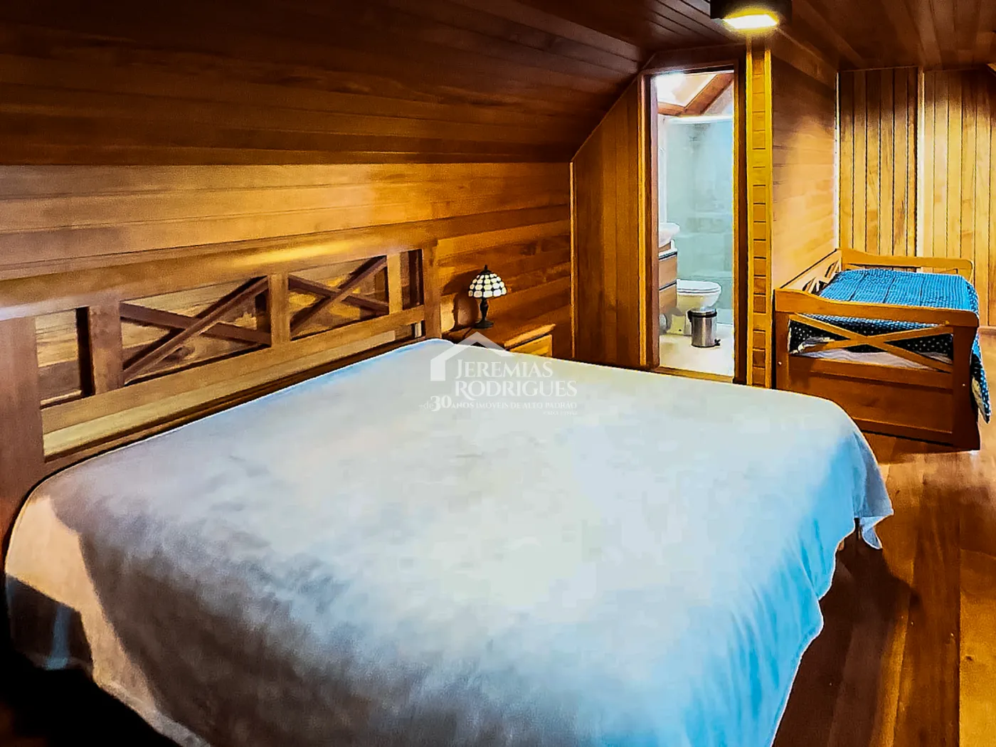 Casa à venda com 5 dormitórios no Condomínio Residencial Gran Ville em Campos do Jordão/SP.