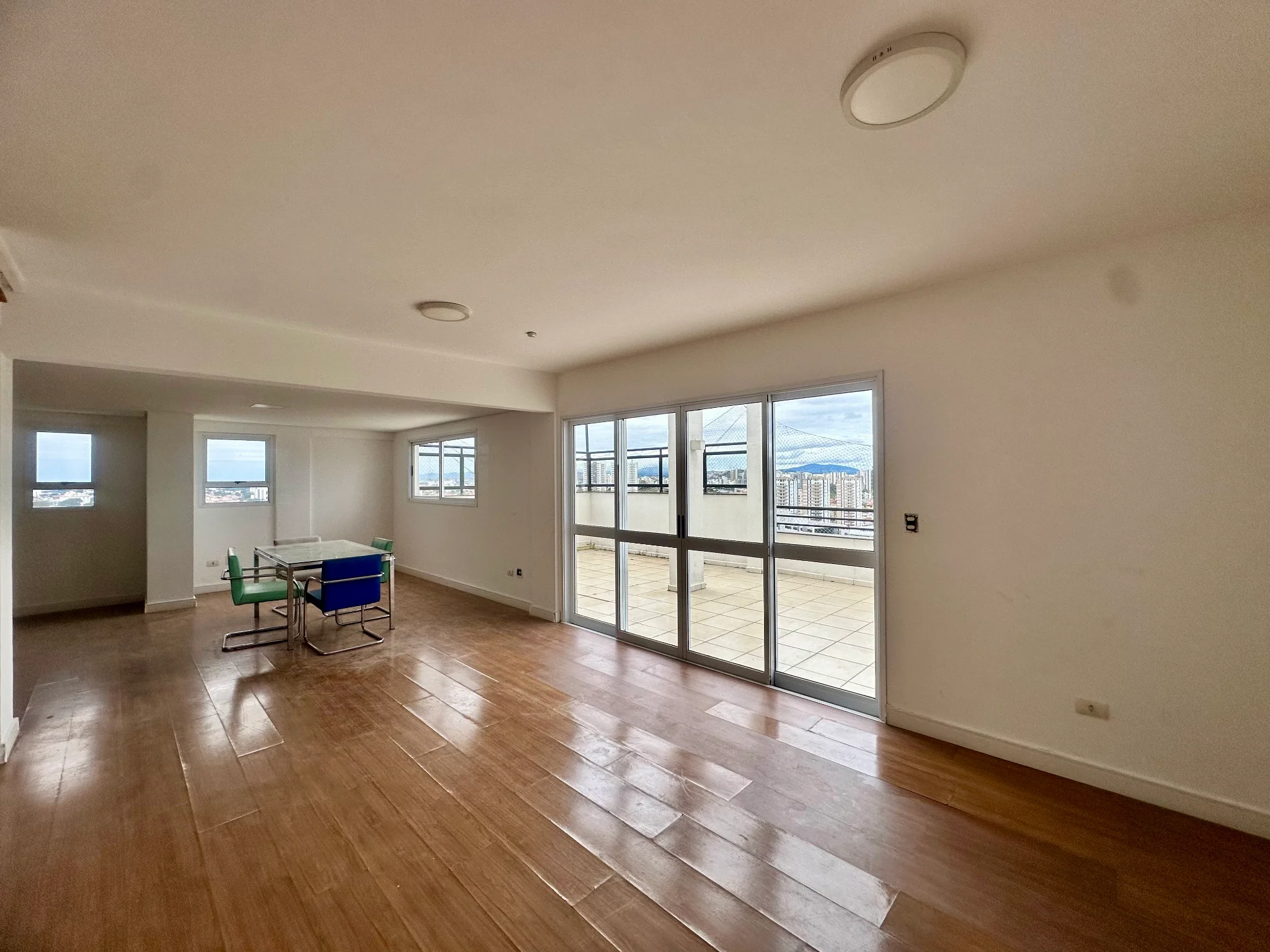 Cobertura duplex para locação no Edifício Placere em Taubaté/SP.