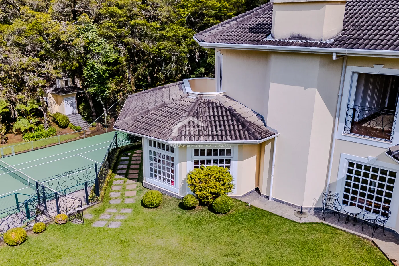 Casa com 6 suítes, 700 m² - Condomínio Vila Simonsen - Campos do Jordão/SP.