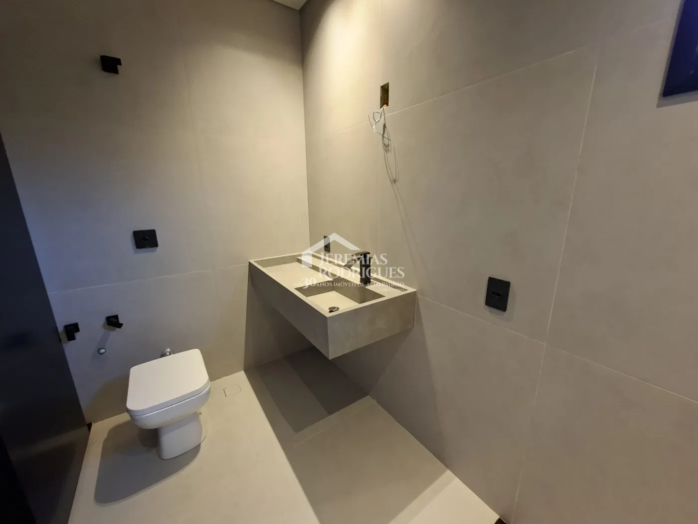 Casa à venda com 4 dormitórios, no Condomínio Parque da Mantiqueira em Santo Antônio do Pinhal/SP.