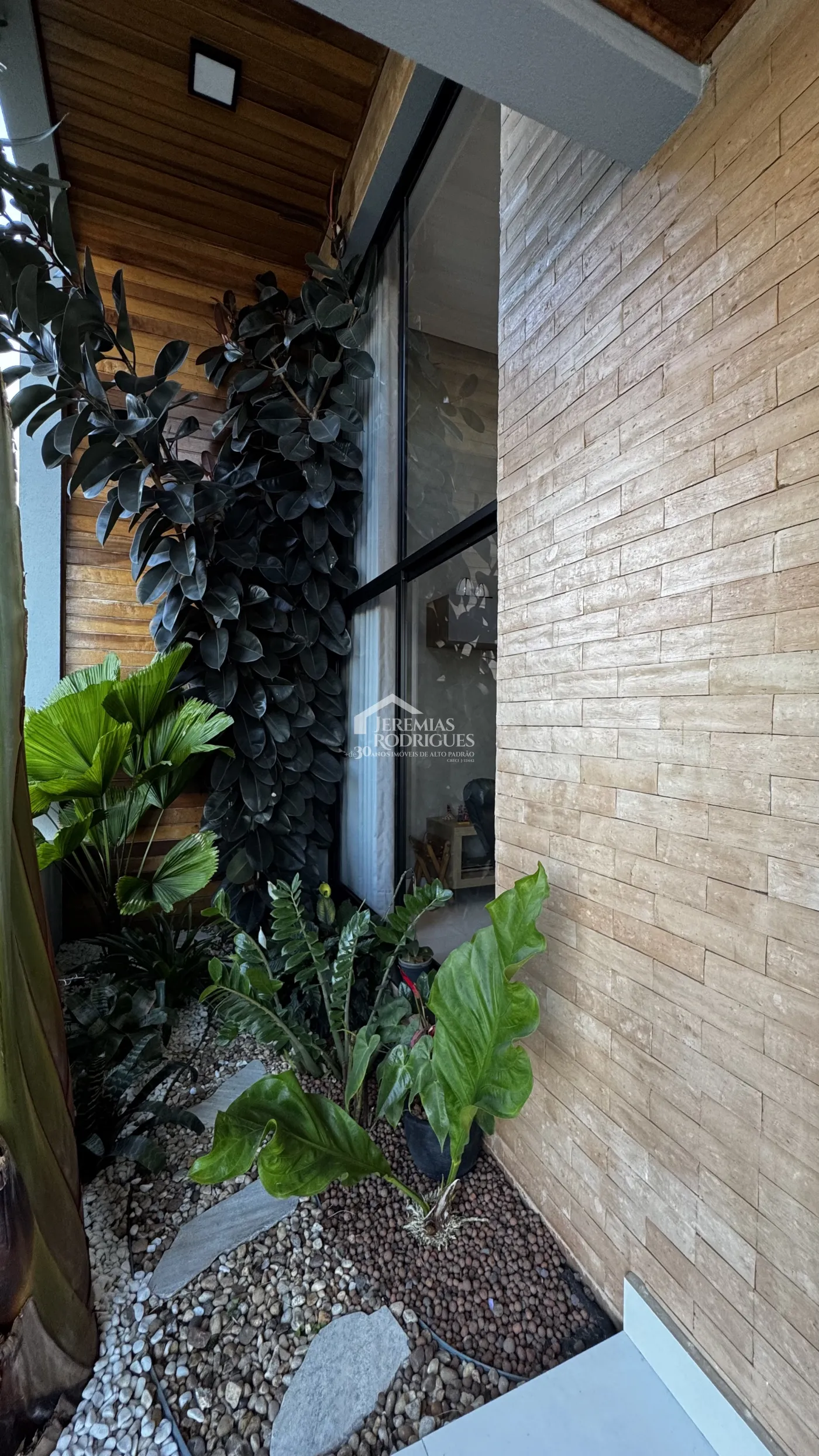 Casa à venda com3 suítes no Condomínio Reserva dos Lagos em Pindamonhangaba/SP.