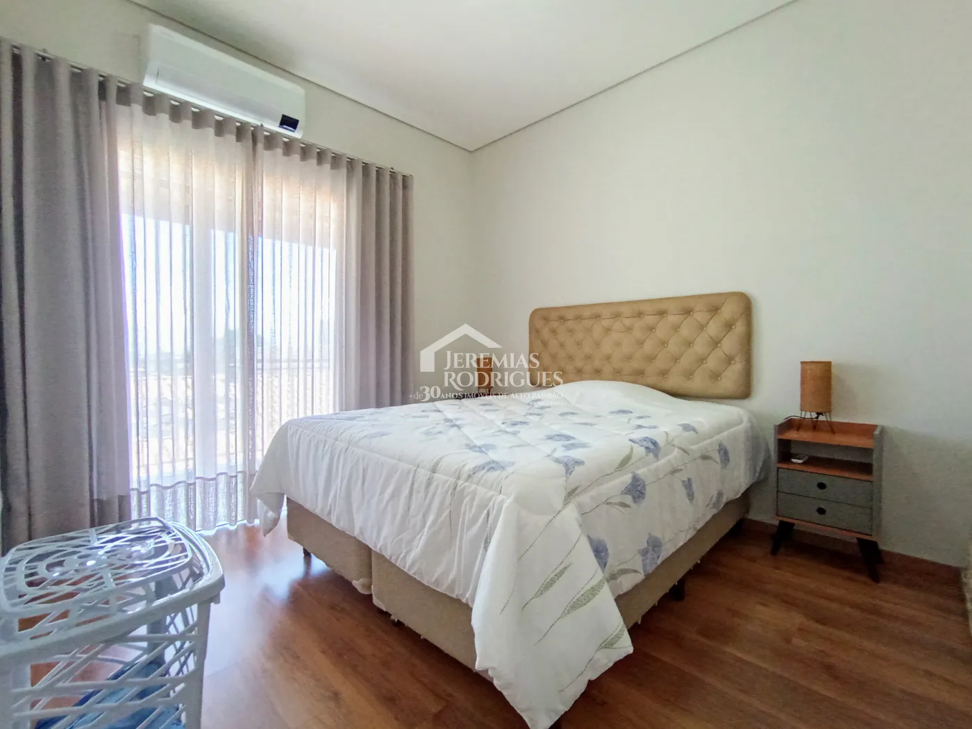 Casa à venda com 3 suítes no Condomínio Reserva dos Lagos em Pindamonhangaba/SP.