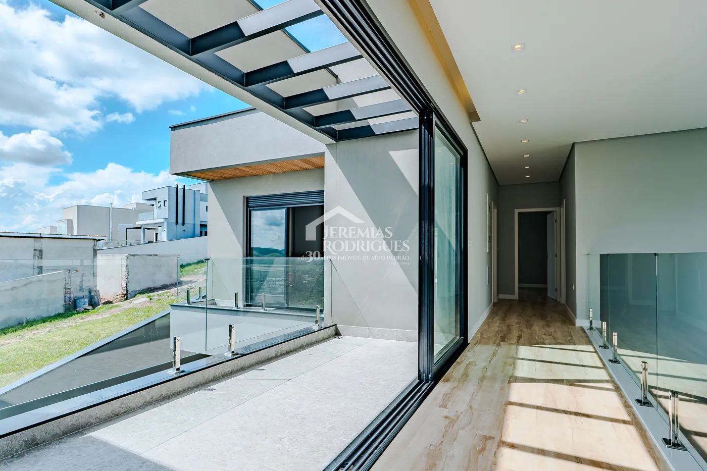 Casa à venda com 4 suítes no Condomínio Residencial Alphaville II em São José dos Campos/SP.