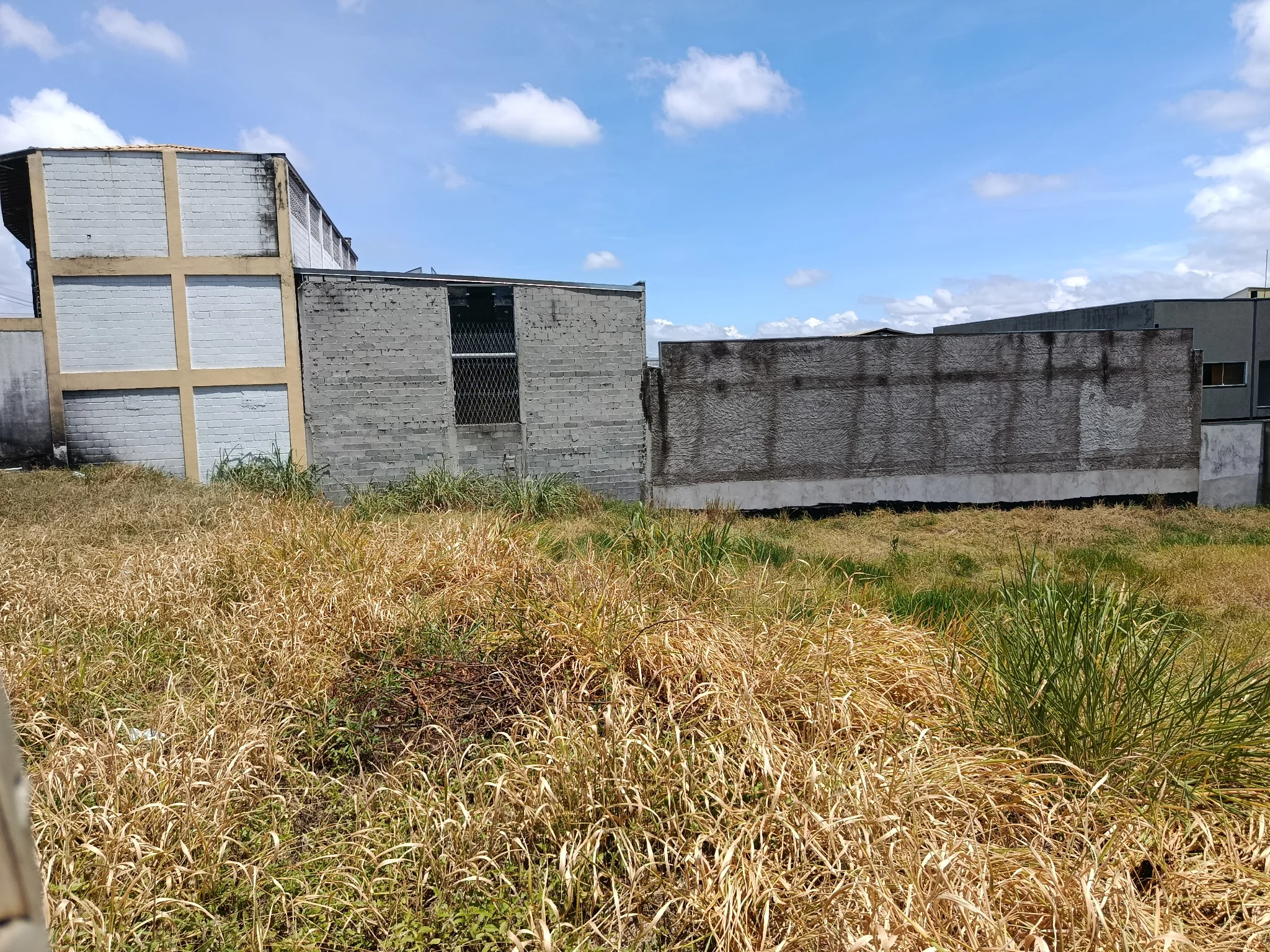 Área à venda com 1.600 m² no bairro Granja Daniel em Taubaté/SP. 