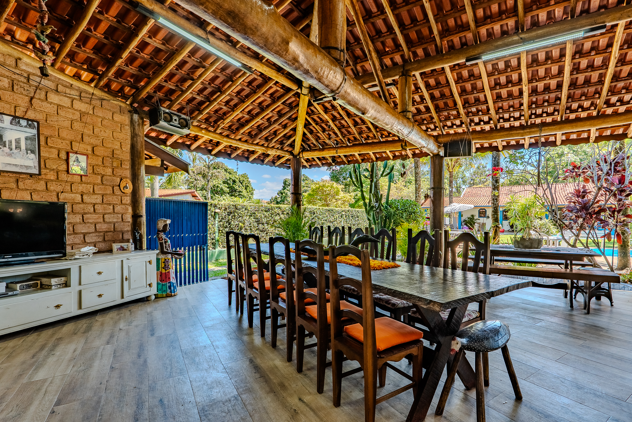 Casa à venda com 4 dormitórios no Condomínio Village Paineiras em Pindamonhangaba/SP.