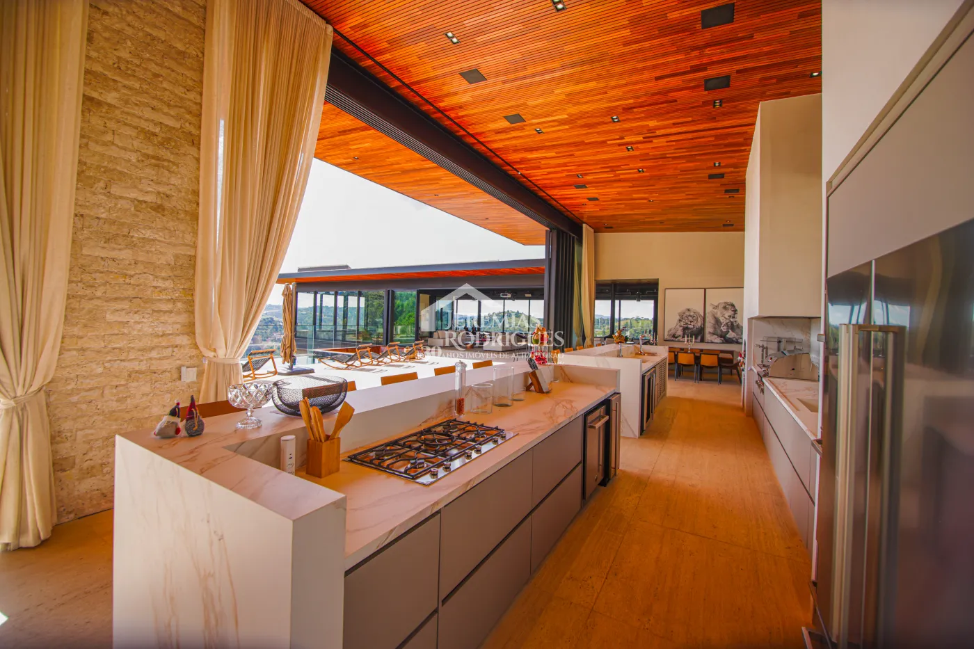 Mansão à venda com 11 suítes no Condomínio Gran Ville em Campos do Jordão/SP.