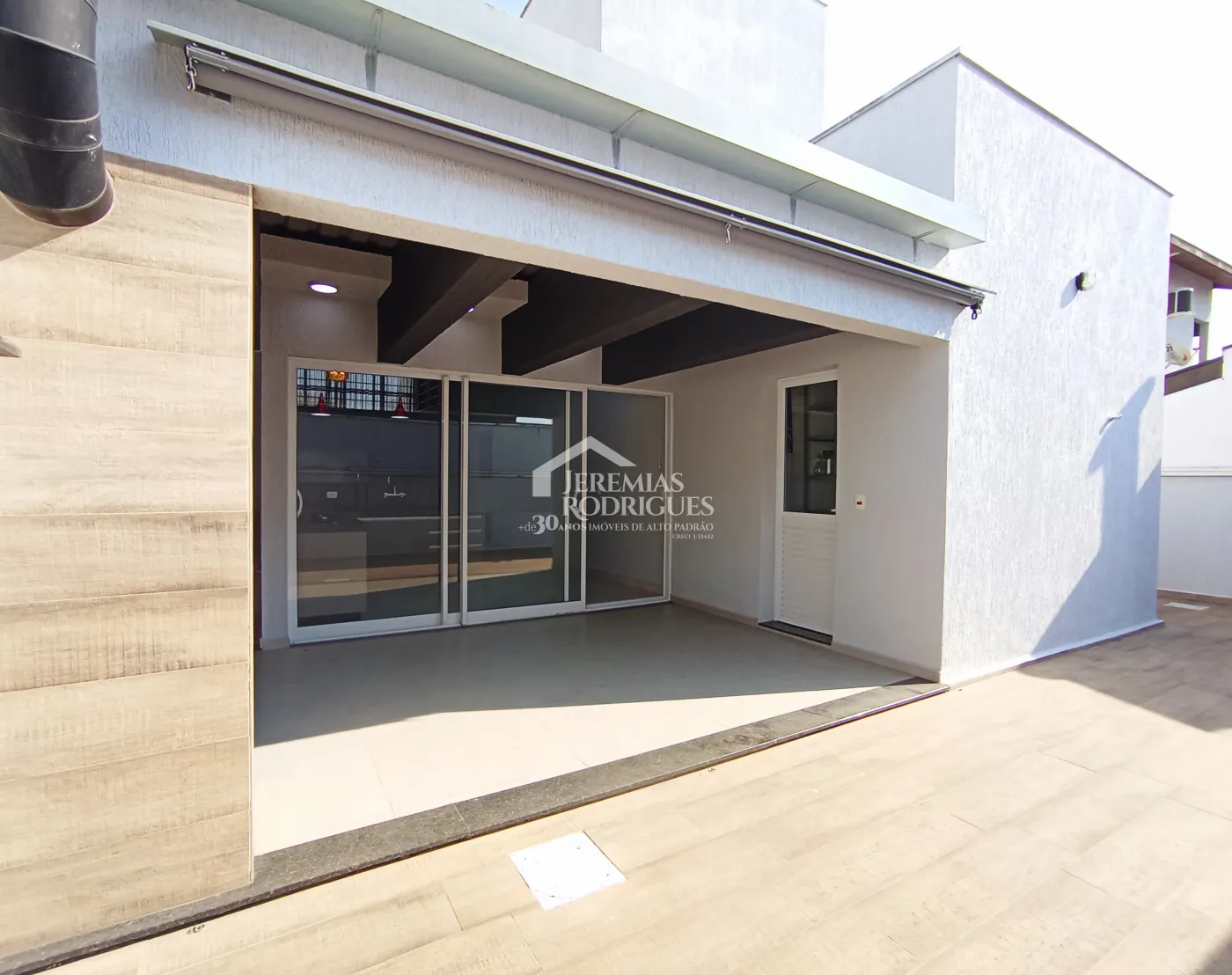 Casa para venda e locação com 3 dormitórios, no Condomínio Campos do Conde II em Tremembé/SP.