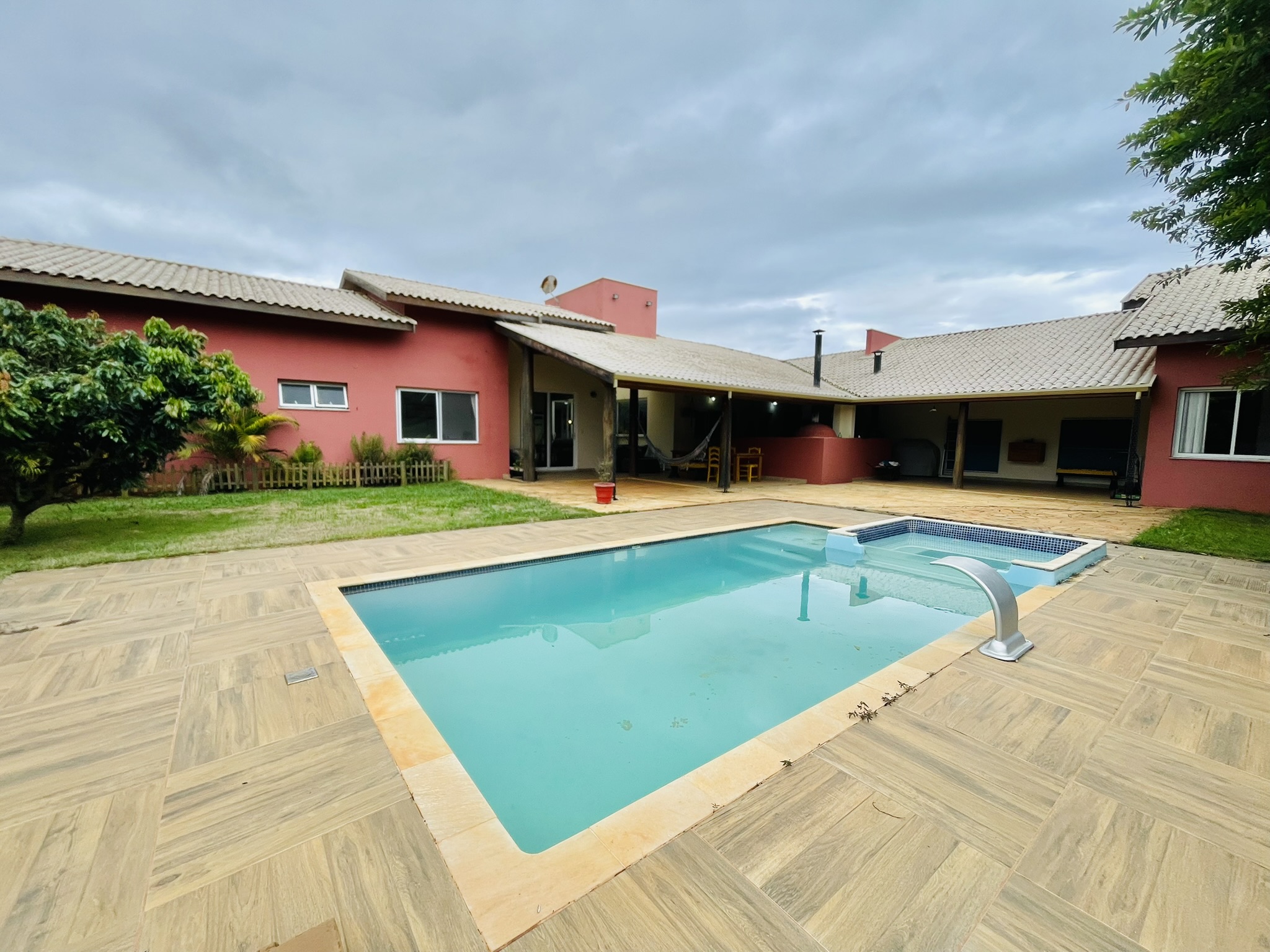 Casa à venda com 4 dormitórios no Condomínio São Félix do Cataguá em Taubaté/SP.