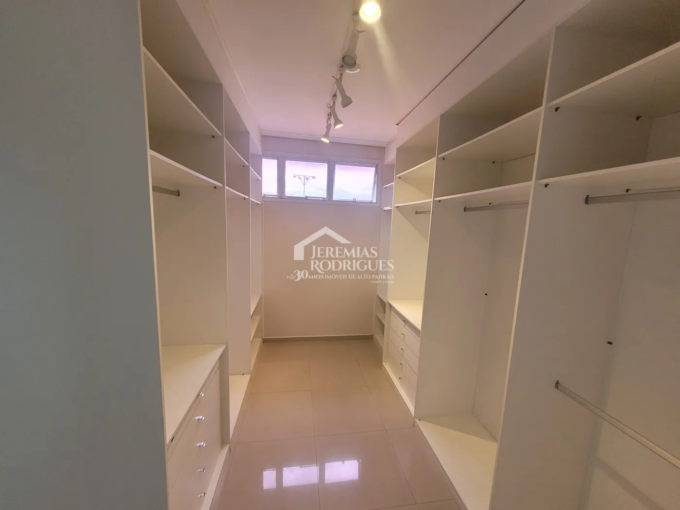 Casa para venda e locação com 3 dormitórios no Condomínio Campos do Conde I em Tremembé/SP