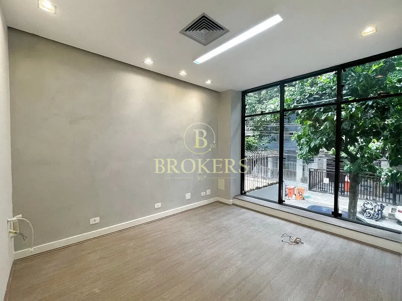 Prédio corporativo independente com 4 pavimentos em Botafogo