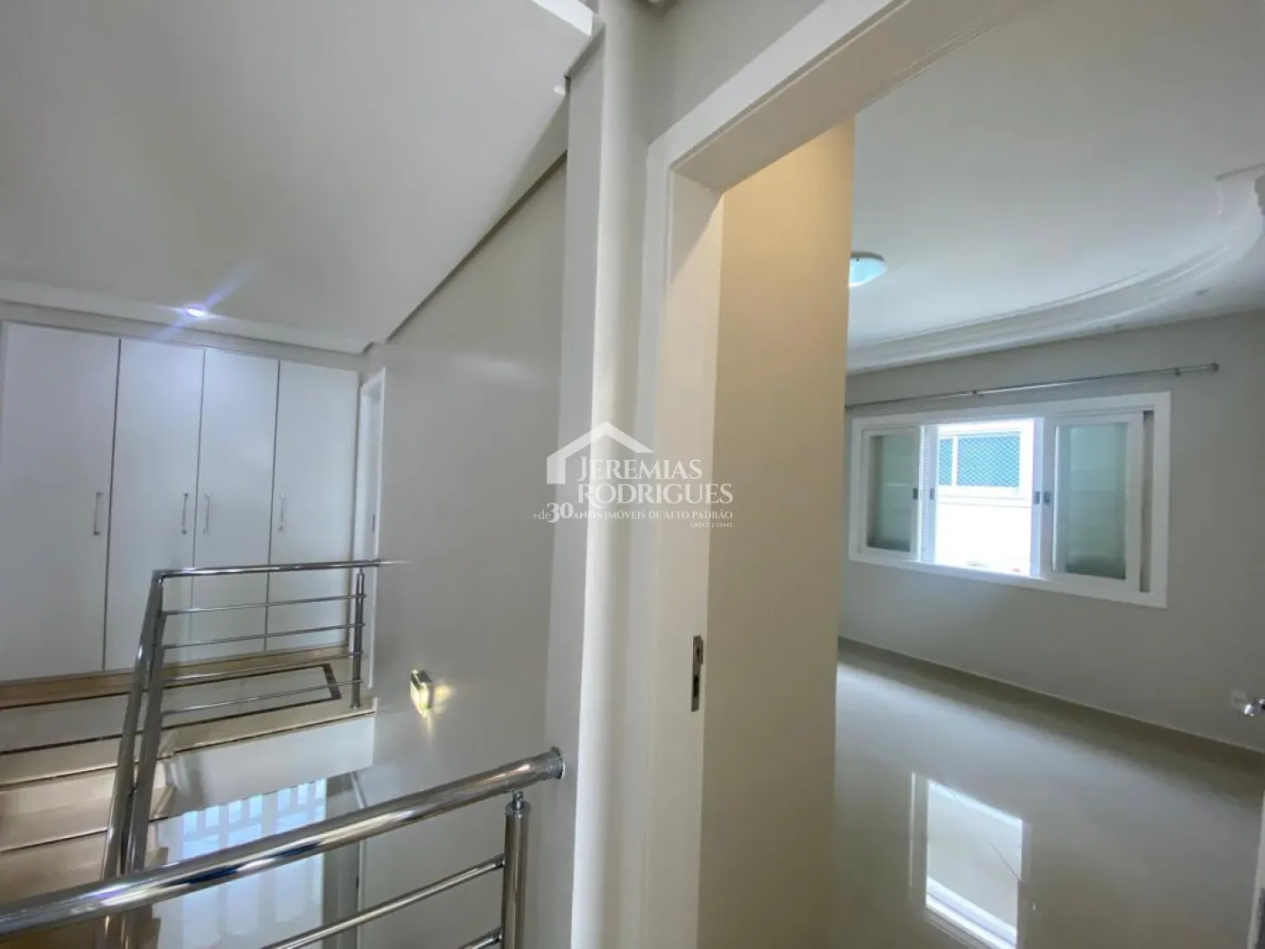 Casa à venda com 4 suítes no Condomínio Taubaté Village em Taubaté/SP. 