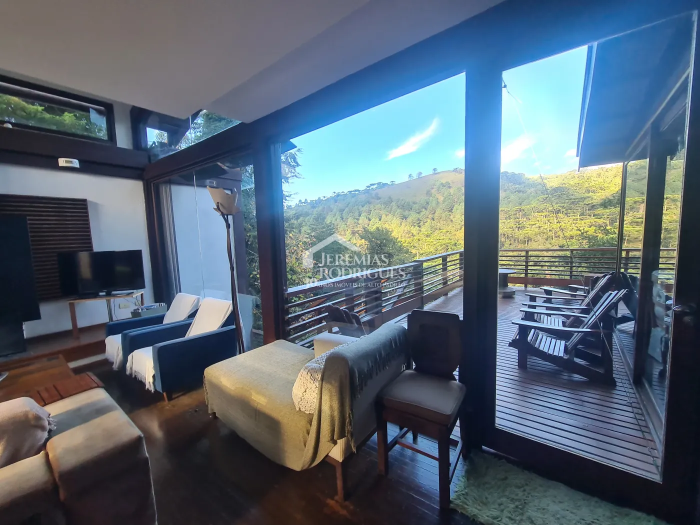 Casa à venda com 6 suítes no Condomínio Jardim Véu da Noiva em Campos do Jordão/SP