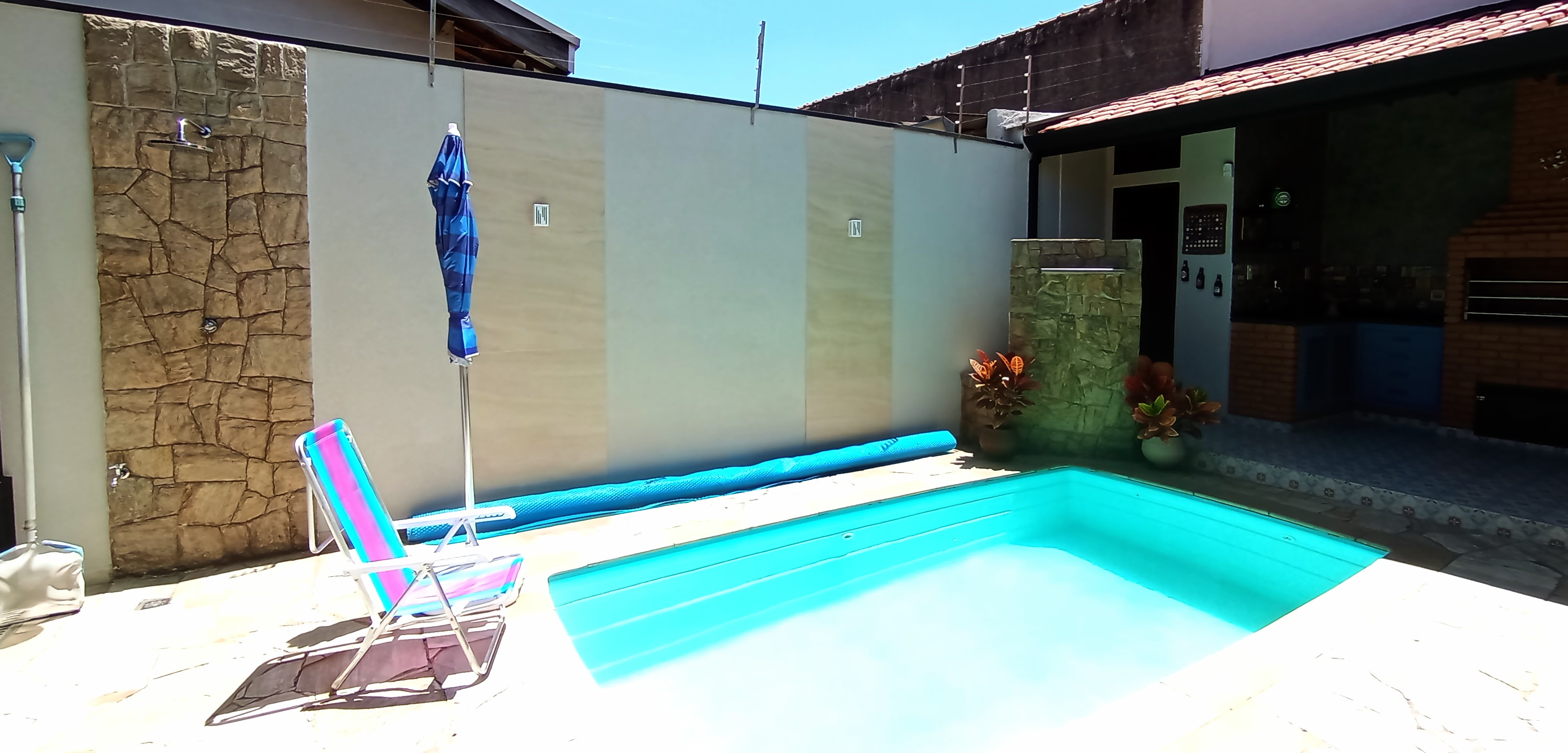 Casa à venda com 3 dormitórios no bairro Jardim do Sol em Taubaté/SP.