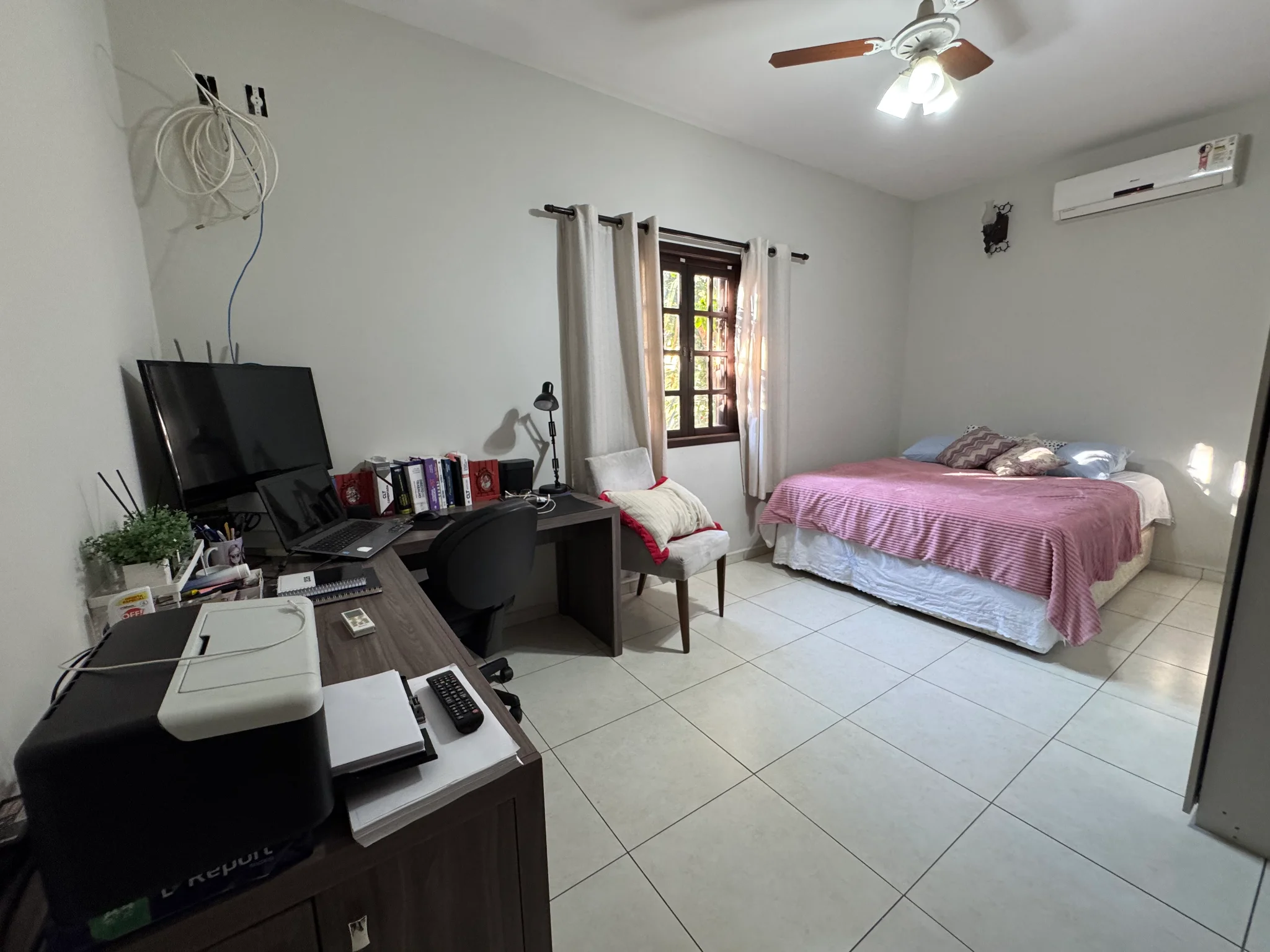 Casa à venda no bairro Jardim Residencial Doutor Lessa em Pindamonhangaba/SP. 