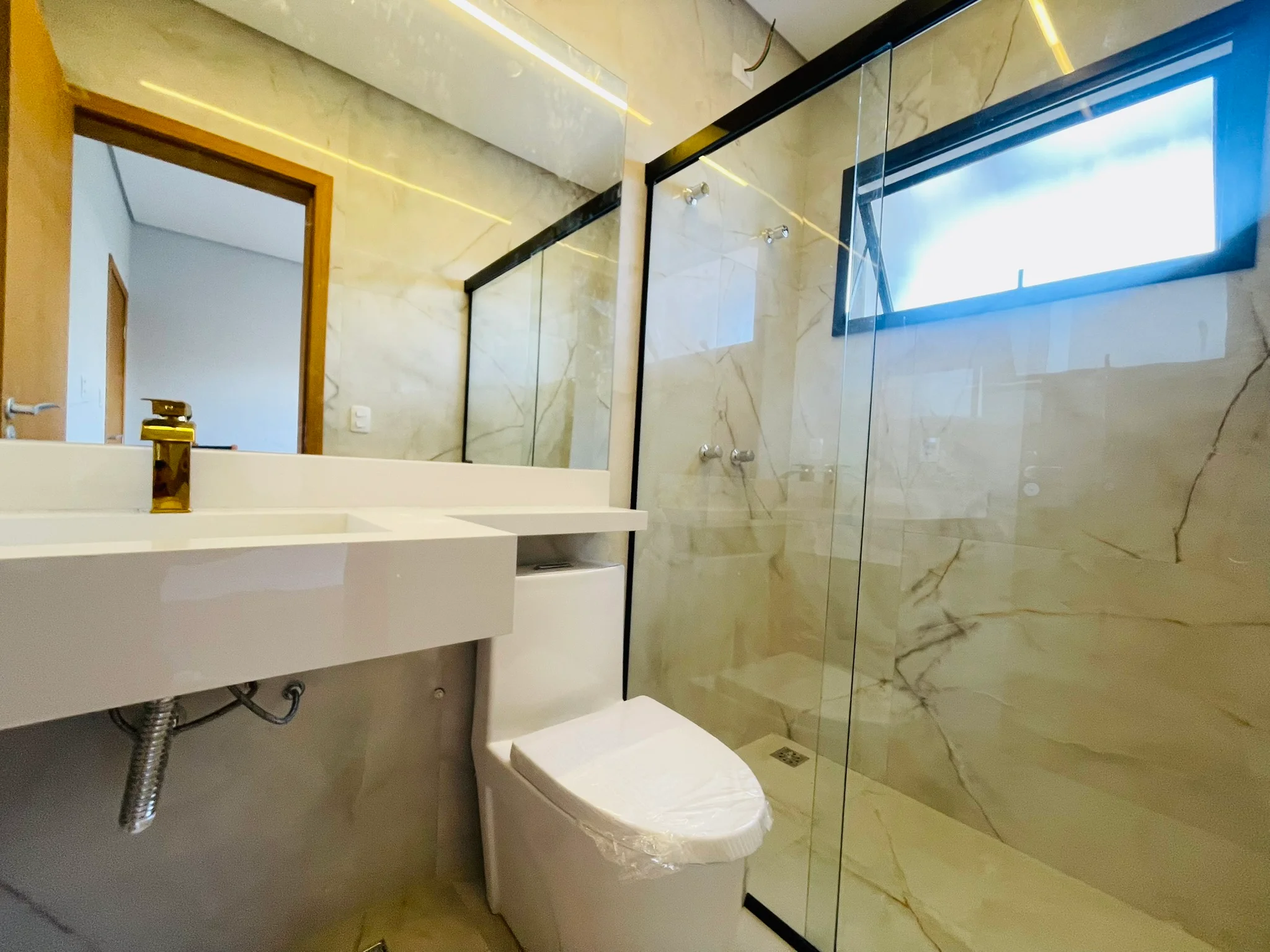 Casa para venda e locação com 3 dormitórios no Condomínio Terras do Vale em Caçapava/SP. 