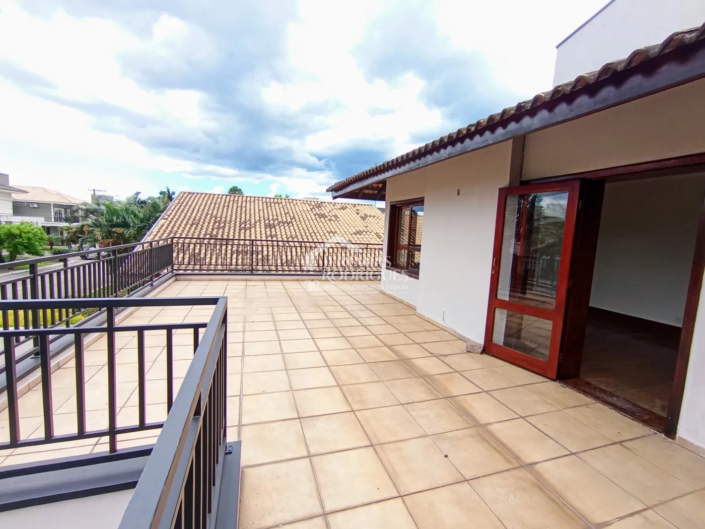 Casa à venda e locação com 4 suítes no Condomínio Colonial Village I em Pindamonhangaba/SP.