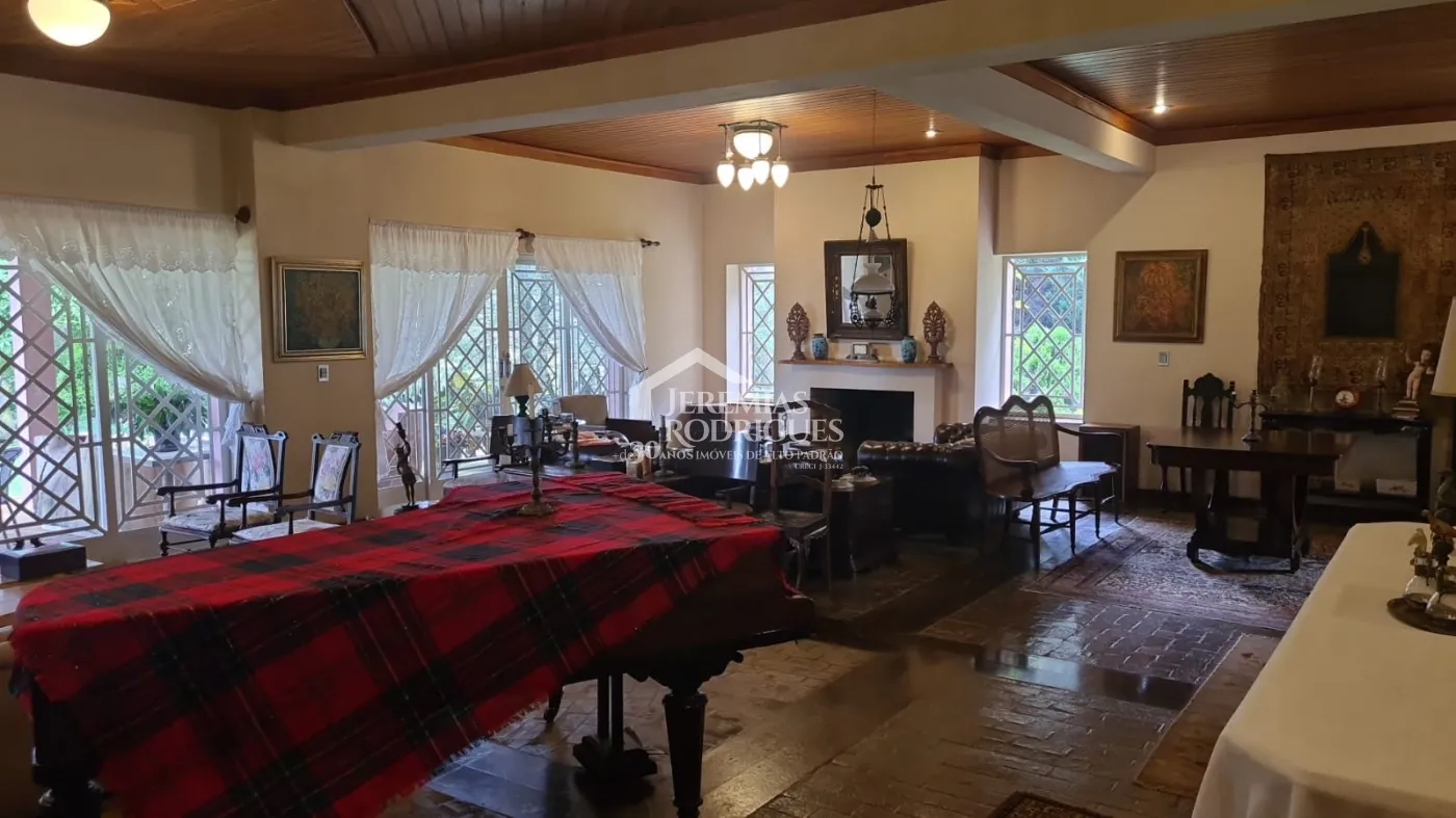 Casa à venda com 4 suítes no bairro Descansópolis em Campos do Jordão/SP.