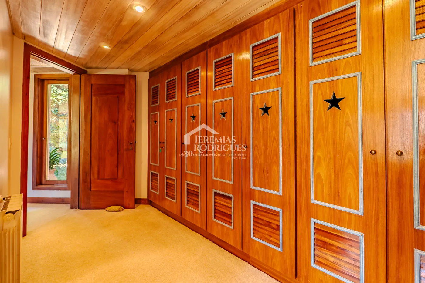 Mansão à venda com 7 suítes no Condomínio Vila Simonsen em Campos do Jordão/SP.