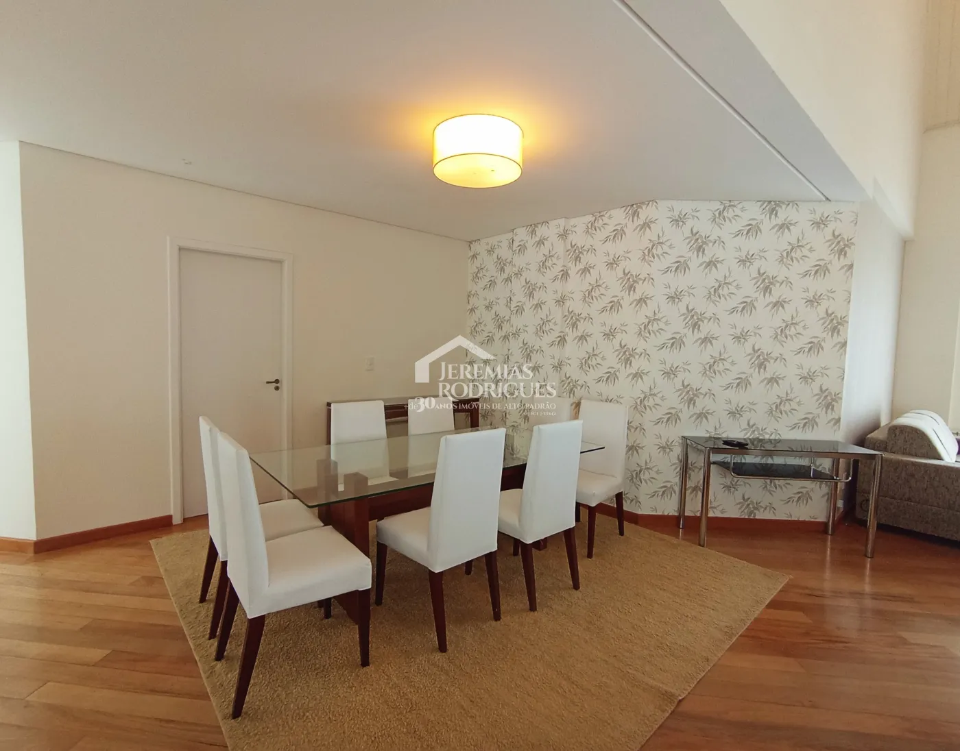 Apartamento duplex à venda com 4 suítes, 401 m² no Condomínio Chateau D Amboise em Campos do Jordão/SP.