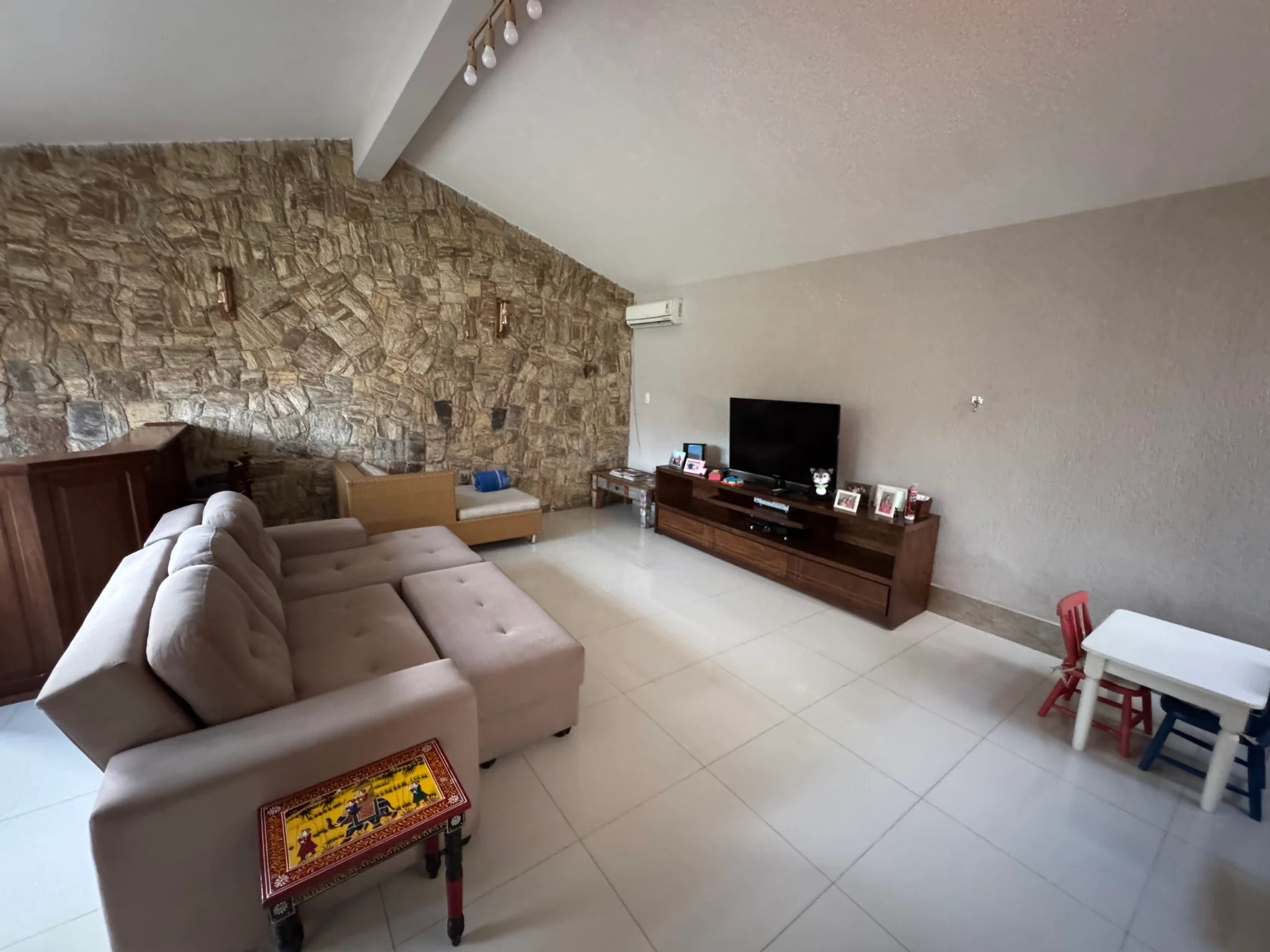 Casa à venda com 5 dormitórios no Condomínio Villlage Paineiras em Pindamonhangaba/SP. 