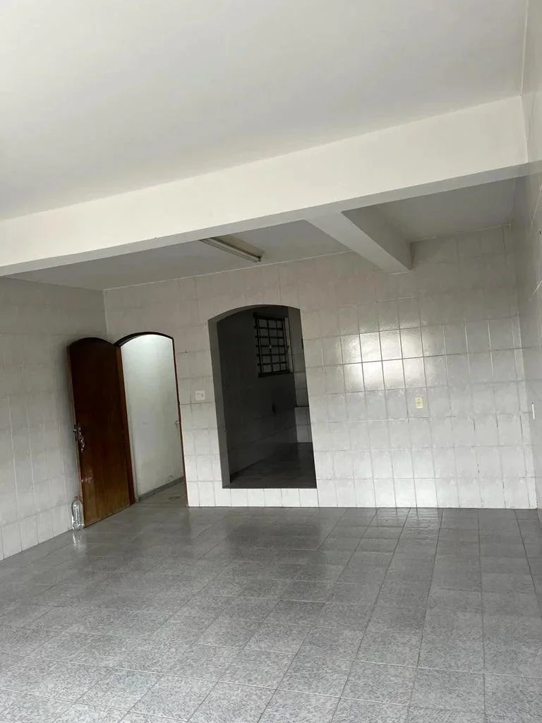 Casa GRANDE, 153m², Térrea com 03 quartos, 02 Vagas de Garagem Coberta, para locação no Jardim Ipê 4, São Bernardo do Campo - SP