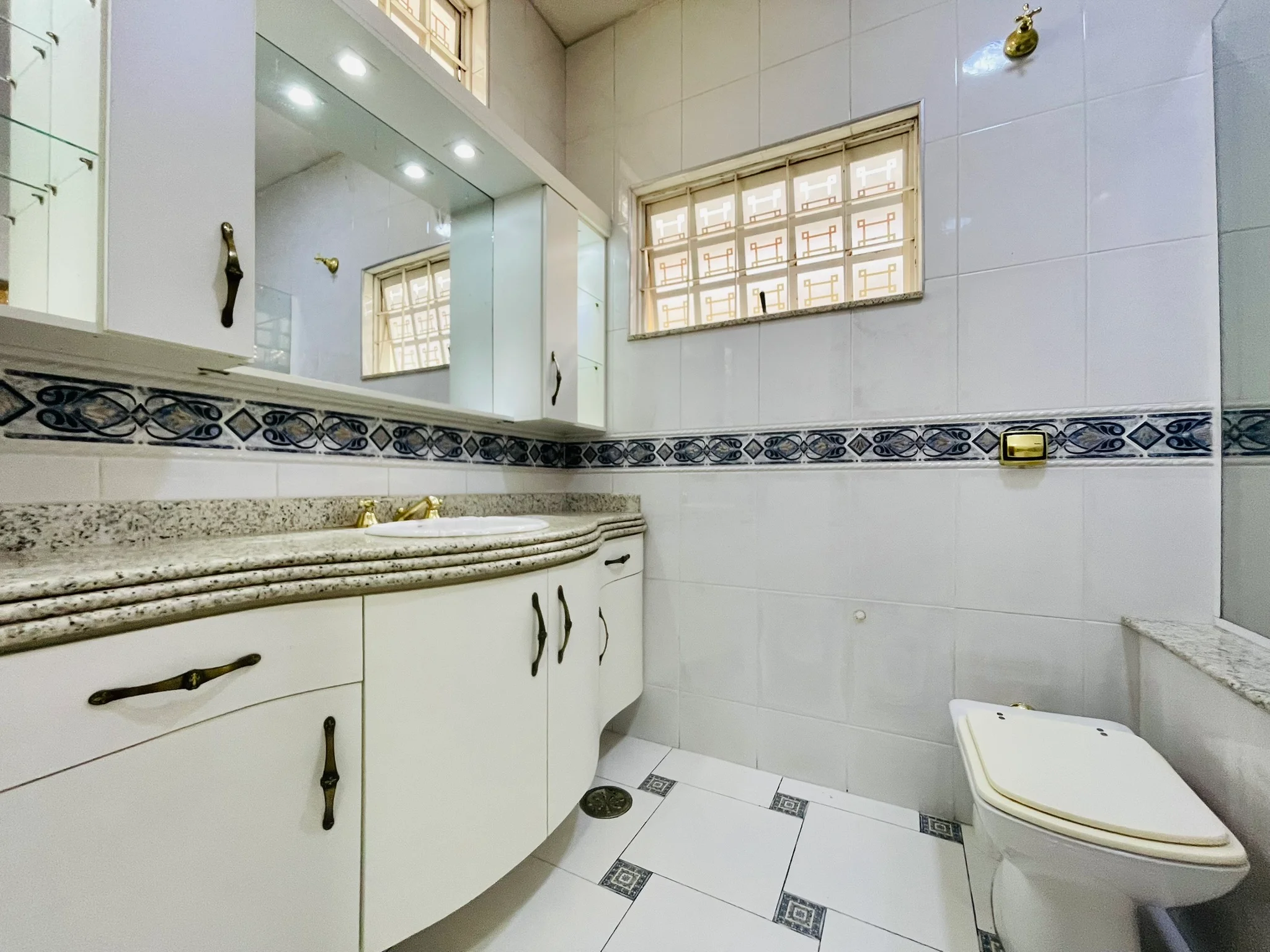 Casa à venda com 3 dormitórios no bairro Jardim das Nações em Taubaté/SP. 